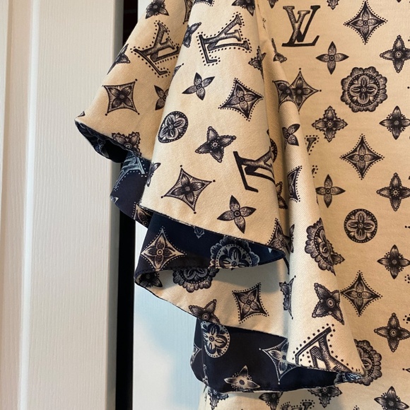Authentic Louis Vuitton Logo T-shirt with flutter sleeves - Picture 4 of 7